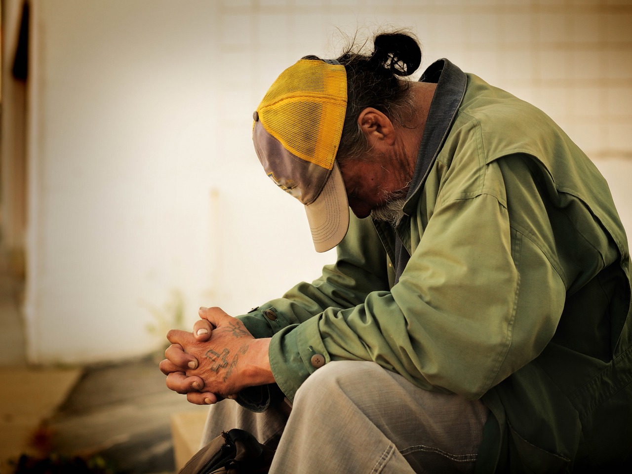 近日，一名男子在举报烂苹果进厂后遭到恐吓的事件引起了社会的广泛关注。据了解，该男子在发现一些烂苹果被混入到一家工厂的原材料中后，选择了向相关部门进行举报。然而，在举报之后，他却突然遭到了不明身份的恐吓，这不禁让人感到担忧和不安。