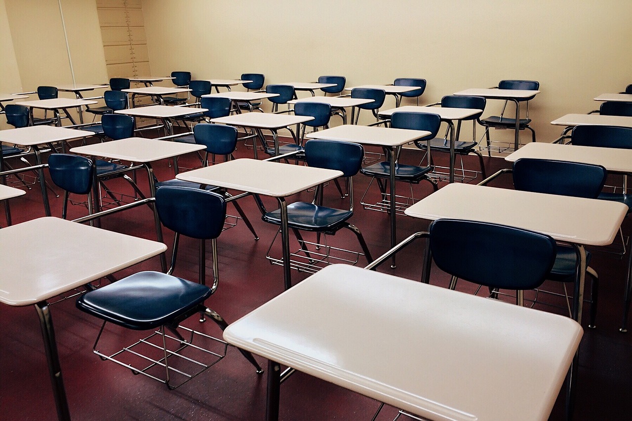 教育局回应老师让小学生深蹲数百下，加强师德教育，保障学生身心健康