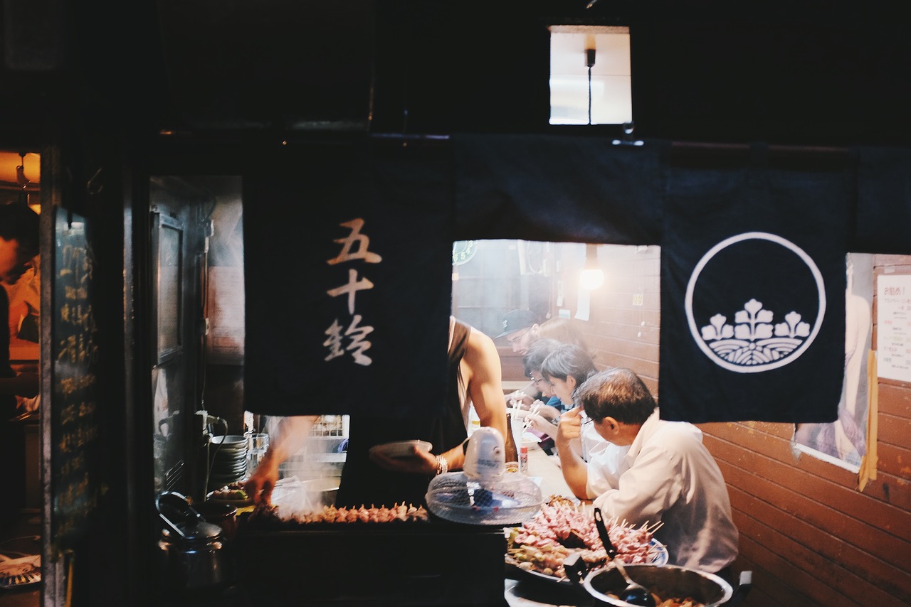 暗夜传谈，民间秘闻中的鬼影疑云