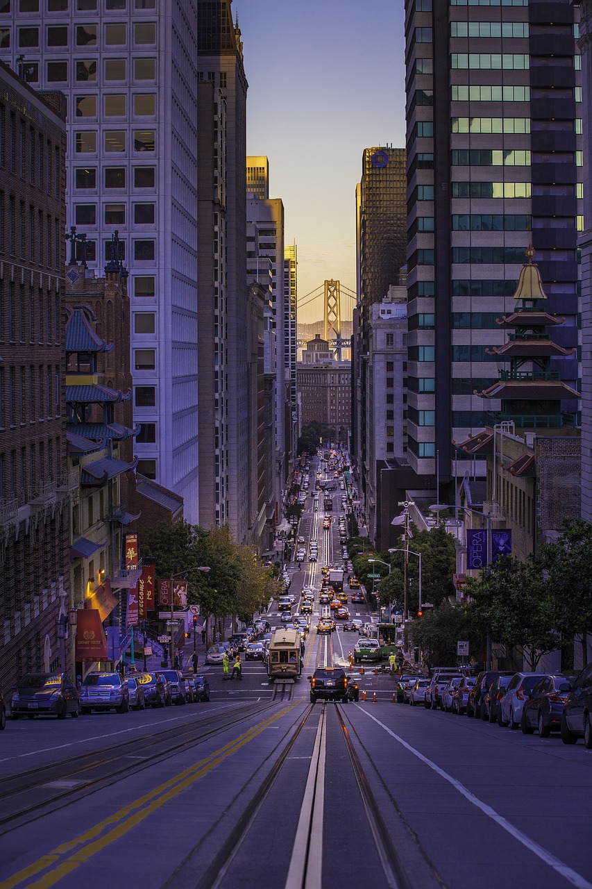 上海网红小区疑有人高空抛粪，城市文明背后的阴影与挑战