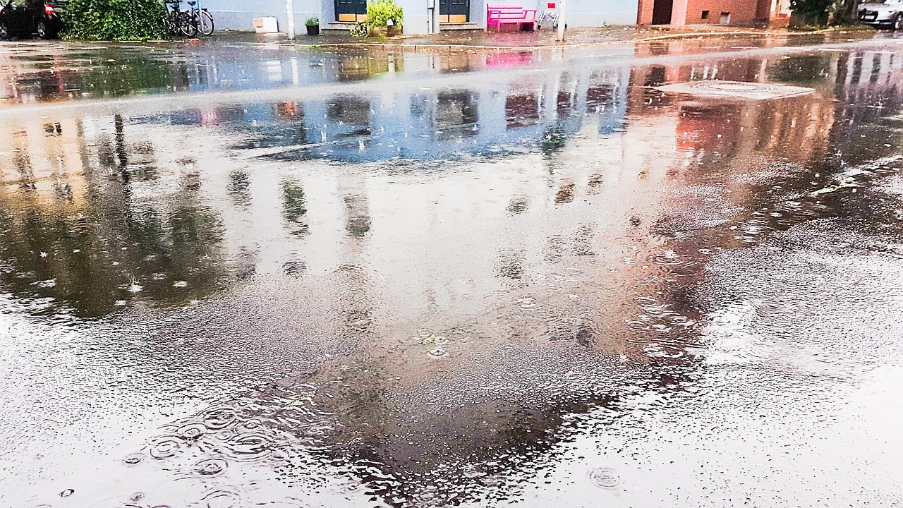 济南暴雪路上汽车变绝望冰壶，应对极端天气的驾驶策略
